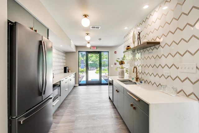 2020 Chestnut Avenue 312, Glenview, IL 60025