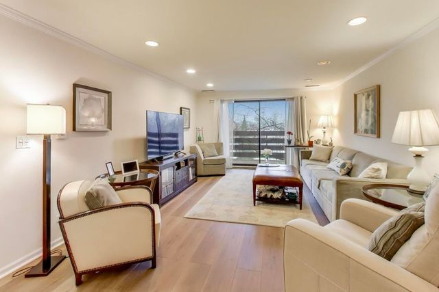 2020 Chestnut Avenue 312, Glenview, IL 60025