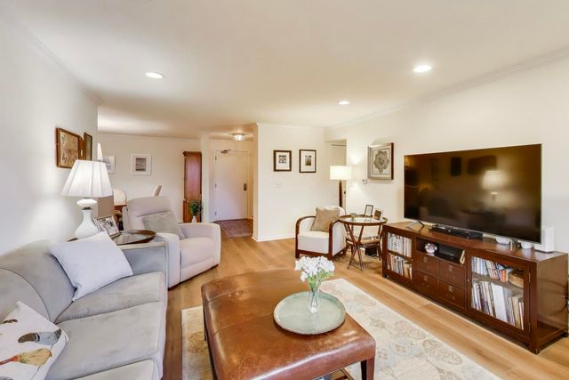 2020 Chestnut Avenue 312, Glenview, IL 60025