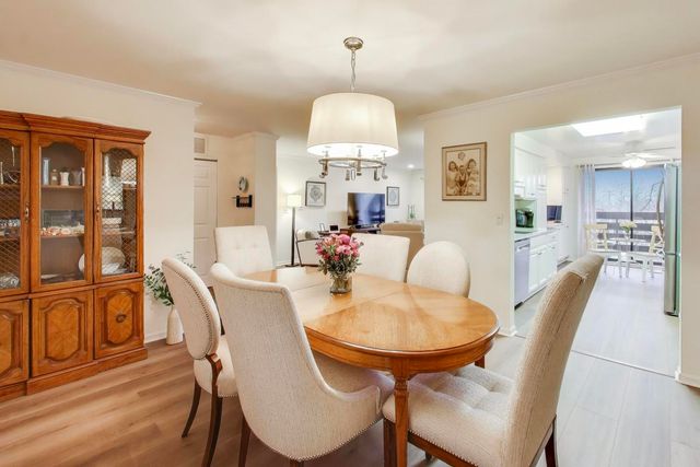 2020 Chestnut Avenue 312, Glenview, IL 60025