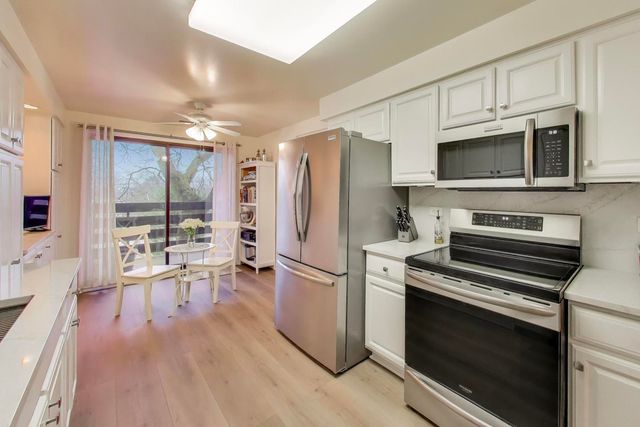 2020 Chestnut Avenue 312, Glenview, IL 60025