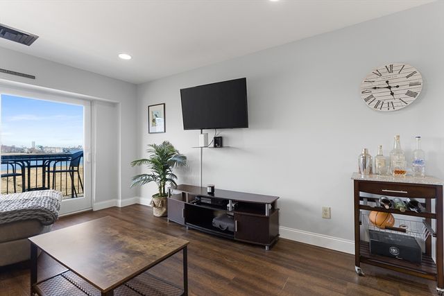 133 Commander Shea Blvd 407, Quincy, MA 02171