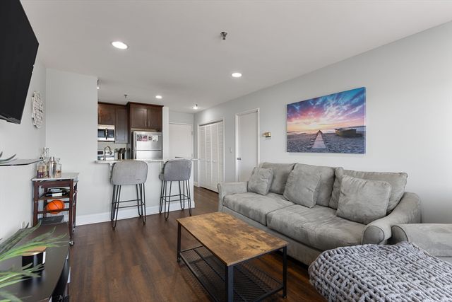 133 Commander Shea Blvd 407, Quincy, MA 02171