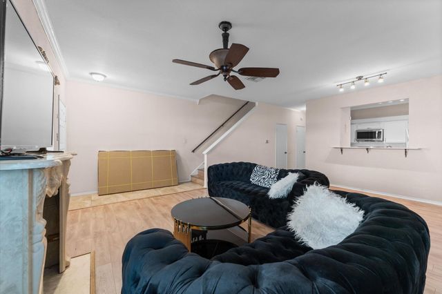 17557 Red Oak Drive 7557, Houston, TX 77090