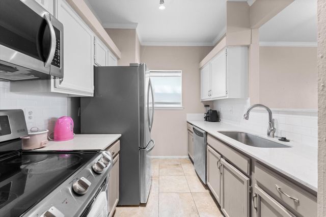 17557 Red Oak Drive 7557, Houston, TX 77090