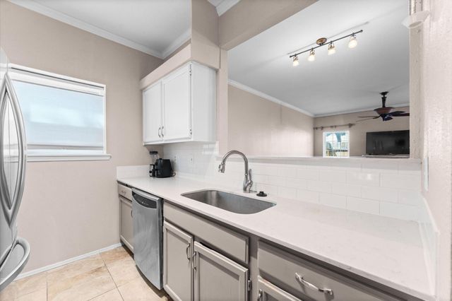 17557 Red Oak Drive 7557, Houston, TX 77090