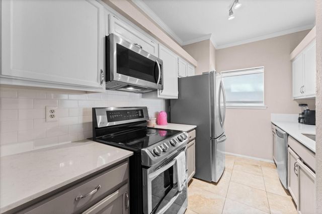 17557 Red Oak Drive 7557, Houston, TX 77090