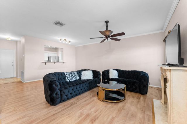 17557 Red Oak Drive 7557, Houston, TX 77090