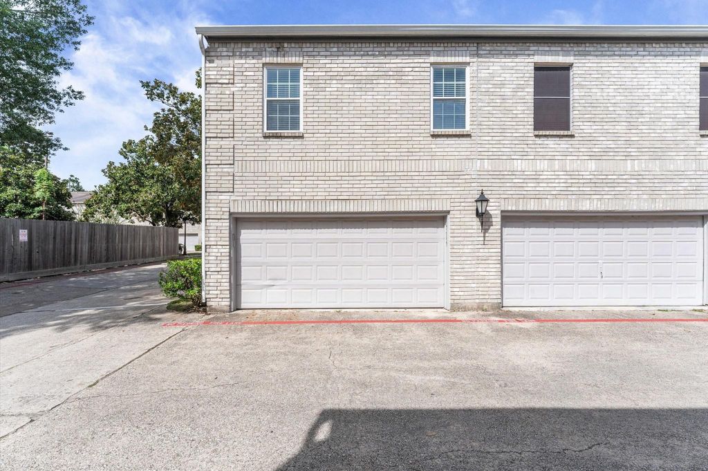 17557 Red Oak Drive 7557, Houston, TX 77090