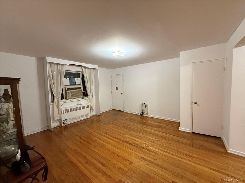 220-20 Stronghurst Avenue 20, Queens Village, NY 11427 — photo 4