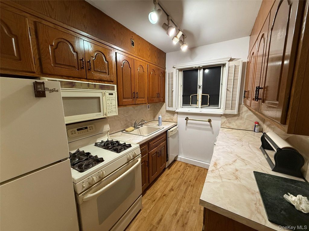 220-20 Stronghurst Avenue 20, Queens Village, NY 11427 — photo 5