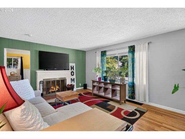 13636 Se SALMON St, Portland, OR 97233