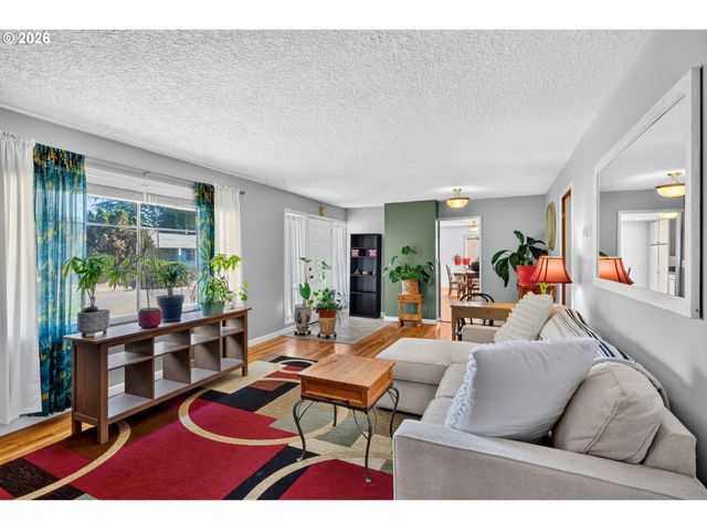 13636 Se SALMON St, Portland, OR 97233
