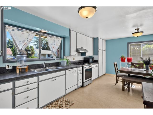 13636 Se SALMON St, Portland, OR 97233