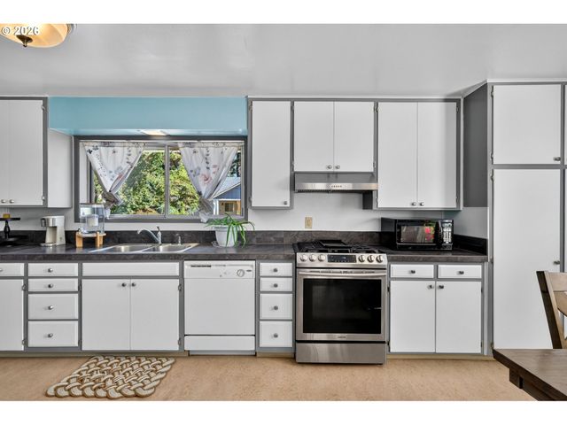13636 Se SALMON St, Portland, OR 97233