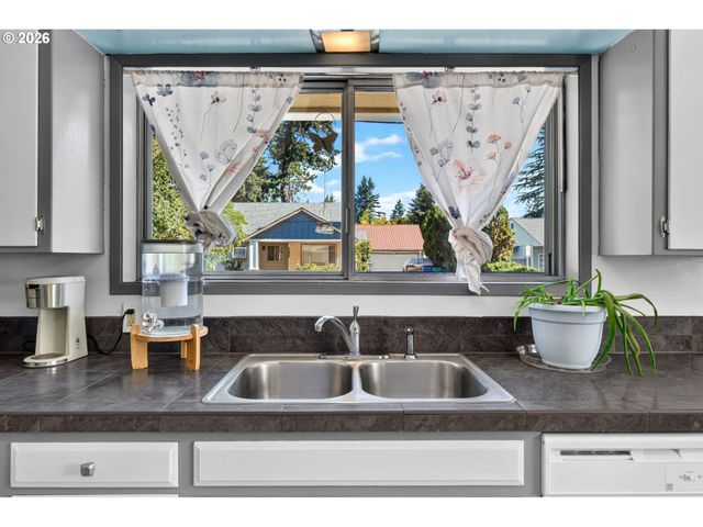13636 Se SALMON St, Portland, OR 97233