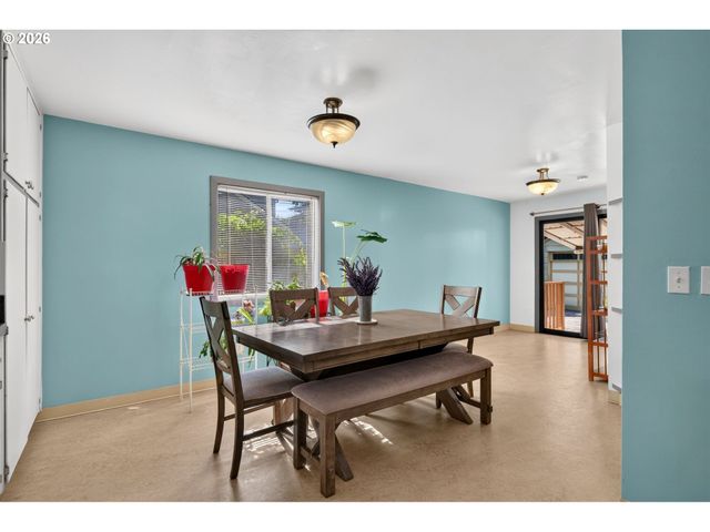 13636 Se SALMON St, Portland, OR 97233