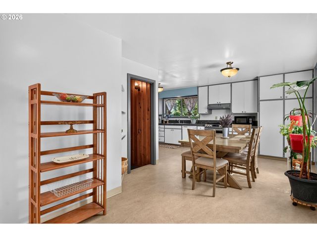 13636 Se SALMON St, Portland, OR 97233
