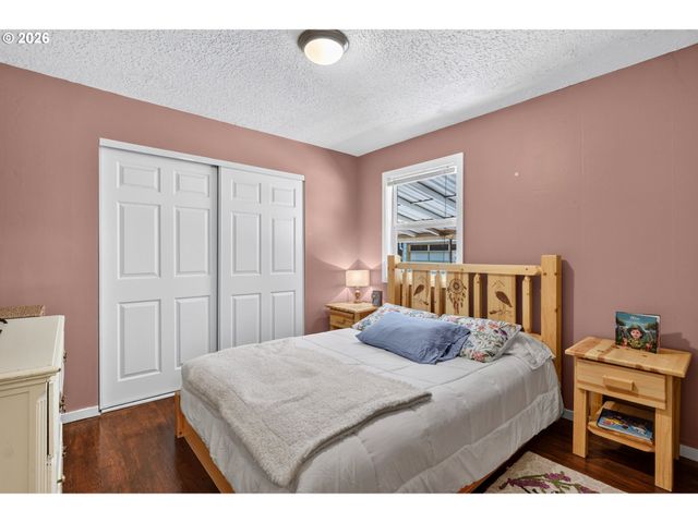 13636 Se SALMON St, Portland, OR 97233