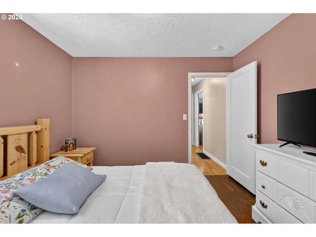 13636 Se SALMON St, Portland, OR 97233