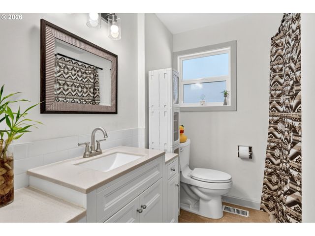 13636 Se SALMON St, Portland, OR 97233