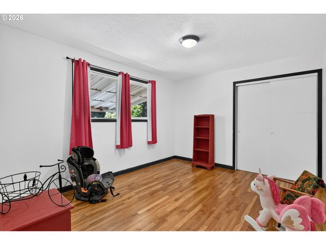 13636 Se SALMON St, Portland, OR 97233