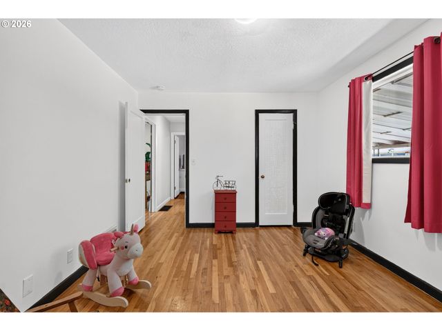 13636 Se SALMON St, Portland, OR 97233