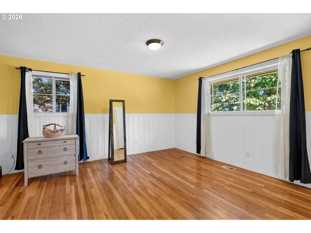 13636 Se SALMON St, Portland, OR 97233