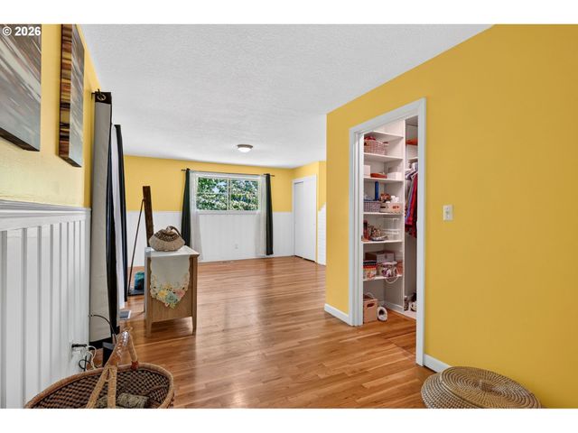 13636 Se SALMON St, Portland, OR 97233