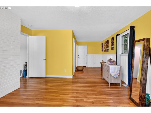 13636 Se SALMON St, Portland, OR 97233