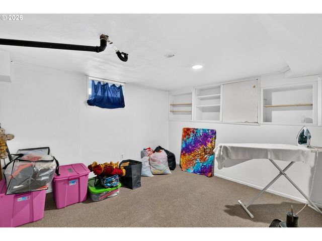 13636 Se SALMON St, Portland, OR 97233