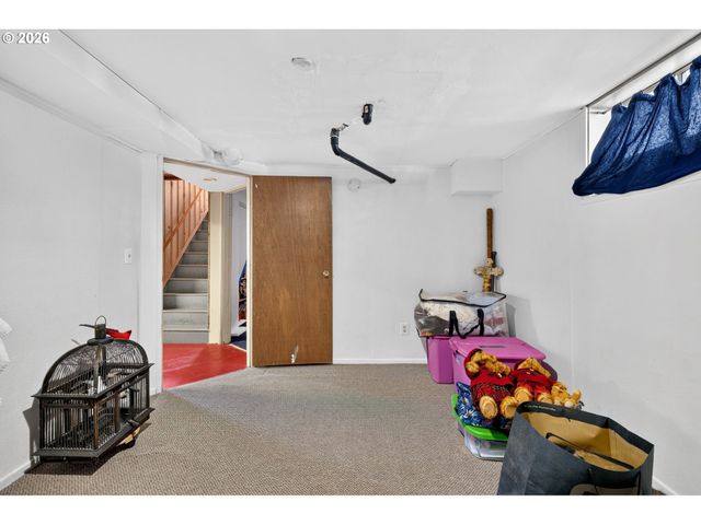 13636 Se SALMON St, Portland, OR 97233
