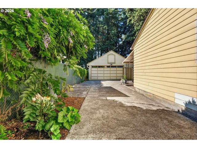 13636 Se SALMON St, Portland, OR 97233