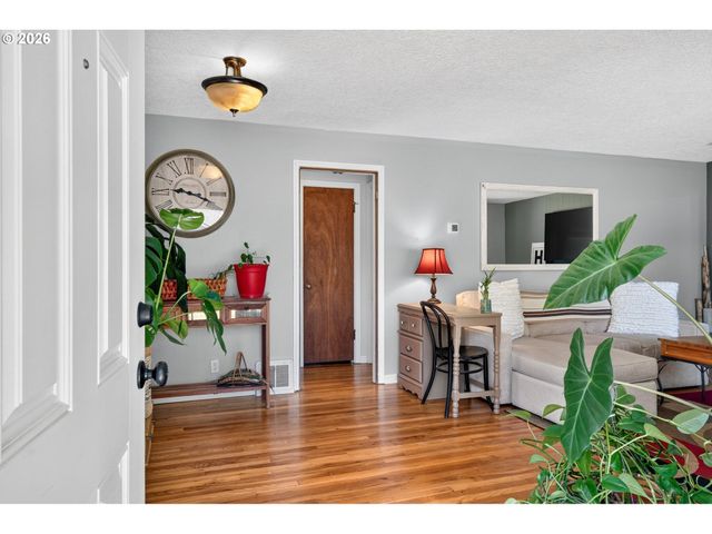 13636 Se SALMON St, Portland, OR 97233