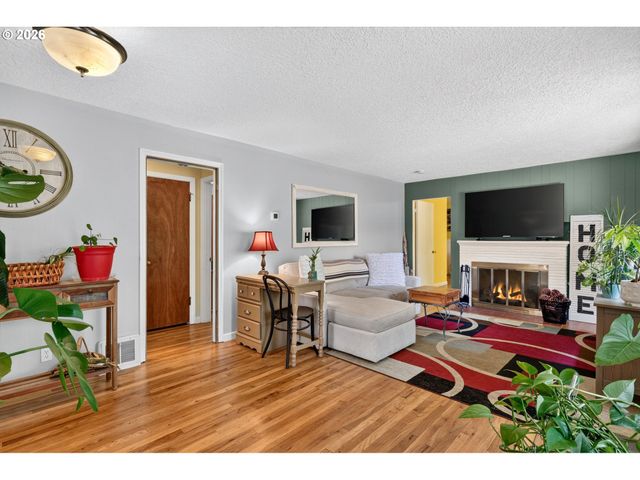 13636 Se SALMON St, Portland, OR 97233