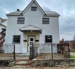 1025 Kenneth Ave, New Kensington, PA 15068