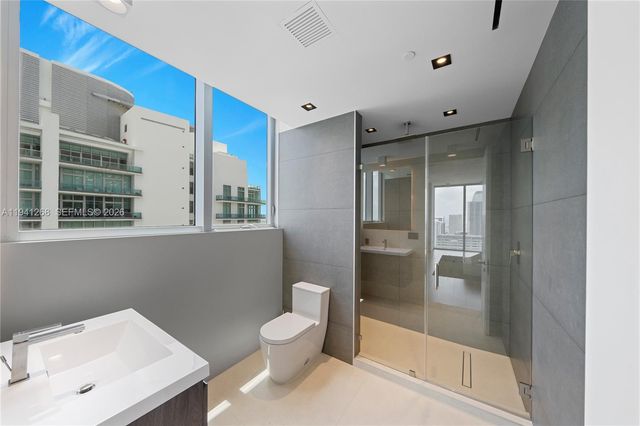 1300 Brickell Bay Dr 4401, Miami, FL 33131