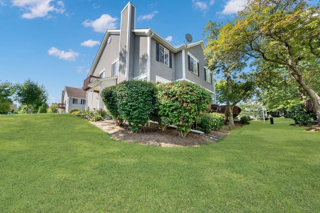 435 Sandhurst Lane 435, South Elgin, IL 60177