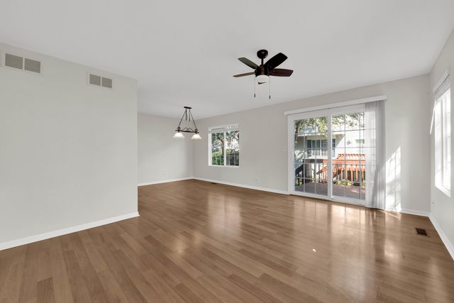 435 Sandhurst Lane 435, South Elgin, IL 60177