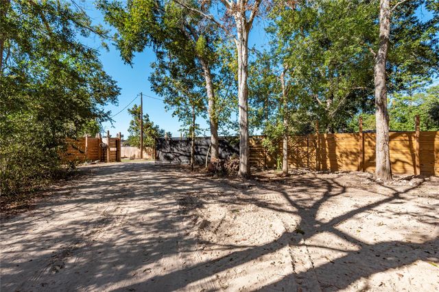 225 Foster Street, Alvin, TX 77511