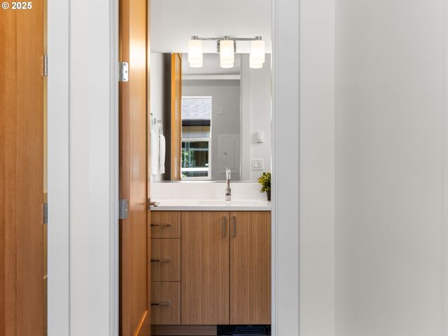 Ne Ainsworth St, Portland, OR 97211