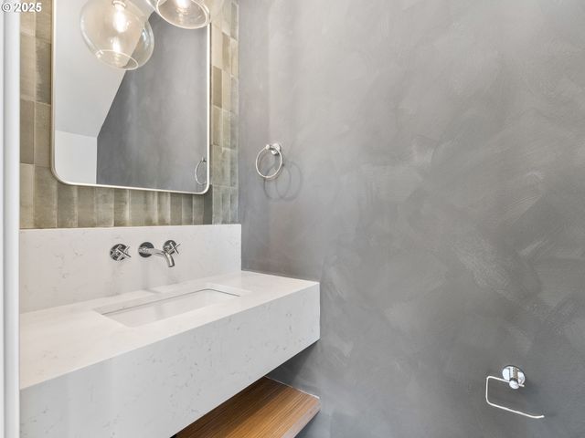 Ne Ainsworth St, Portland, OR 97211