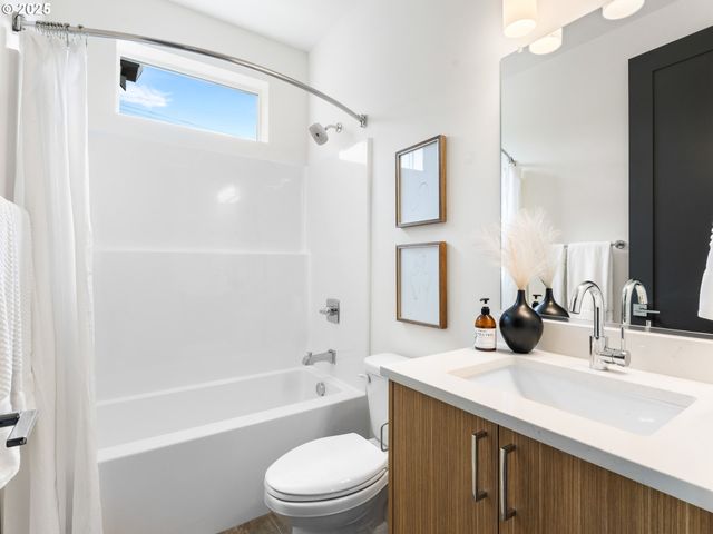 Ne Ainsworth St, Portland, OR 97211