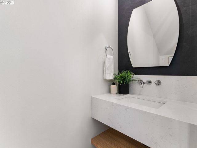 Ne Ainsworth St, Portland, OR 97211