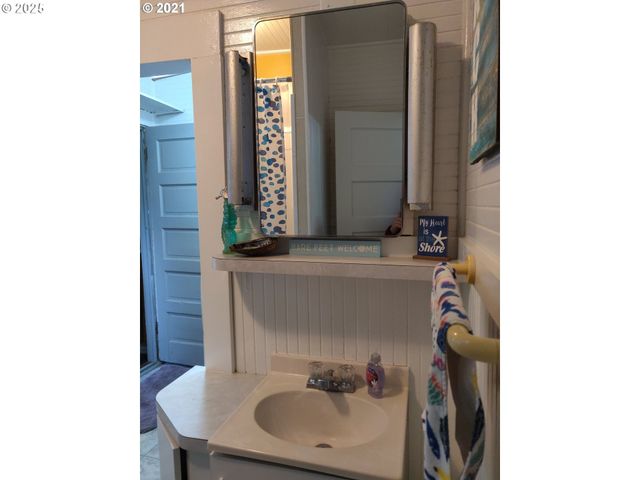 317 N BEACON St, Rockaway Beach, OR 97136