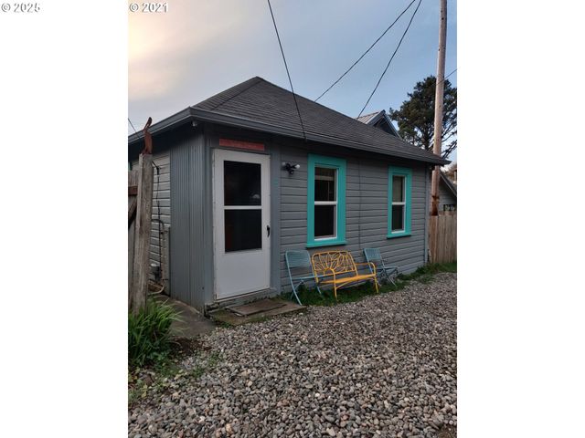 317 N BEACON St, Rockaway Beach, OR 97136