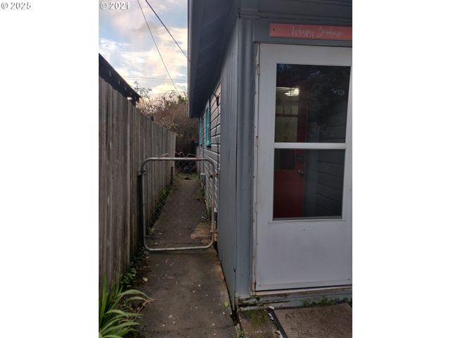 317 N BEACON St, Rockaway Beach, OR 97136