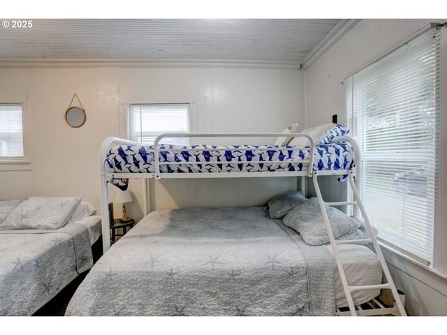 317 N BEACON St, Rockaway Beach, OR 97136