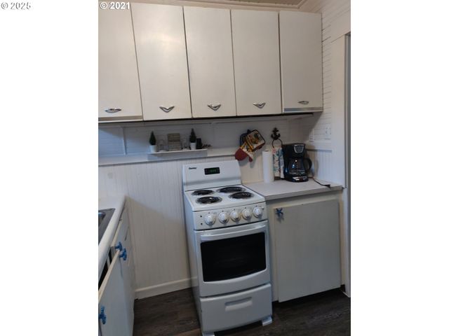 317 N BEACON St, Rockaway Beach, OR 97136