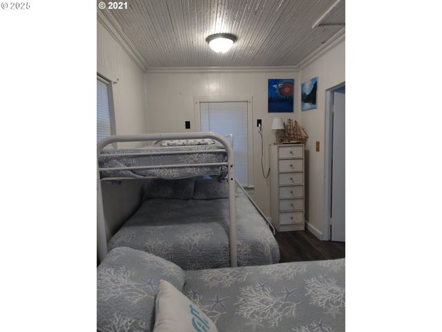 317 N BEACON St, Rockaway Beach, OR 97136